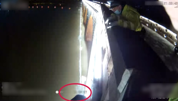 惊险一幕！江西一男子深夜欲跳河轻生，网格快警紧急营救