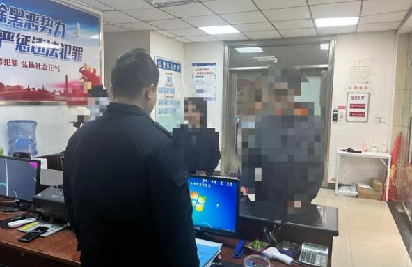 被骗400余万！男子被家人架着进入公安机关报警