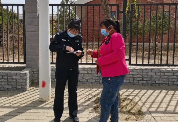 新庄集派出所“挎包警务”直达百姓家门口